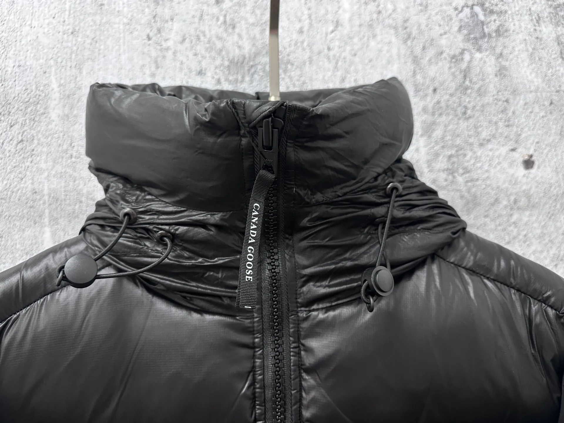 P780 [𝘾𝘼𝙉𝘼𝘿𝘼 𝙂𝙊𝙊𝙎𝙀] Canada Goose's limited new Crofton puff down jacket, top version, ceiling level Crofton soft loaf, 2024 latest style, cold protection effect up to level 4, using recycled Feather-Light tear-resistant fabric, ultra-light, no weight on the upper body at all! The unique black label highlights your temperament‼ ️ Canada Goose, a Canadian brand, has always been recognized as the warmest down jacket. Various Instagram celebrities, Internet celebrities, and celebrities often wear it for street photos. I make Canada Goose every year, but I still can't get rid of my love for it. No matter how cold the days are, there is no need to be afraid, because there is! Filled with 90% white duck down, it is the legendary warmest down jacket and is known as a must-have for Arctic outdoor sports! The most popular down jacket in the world, celebrities are rushing to buy it, it is a must-have!  Size: S~XXL